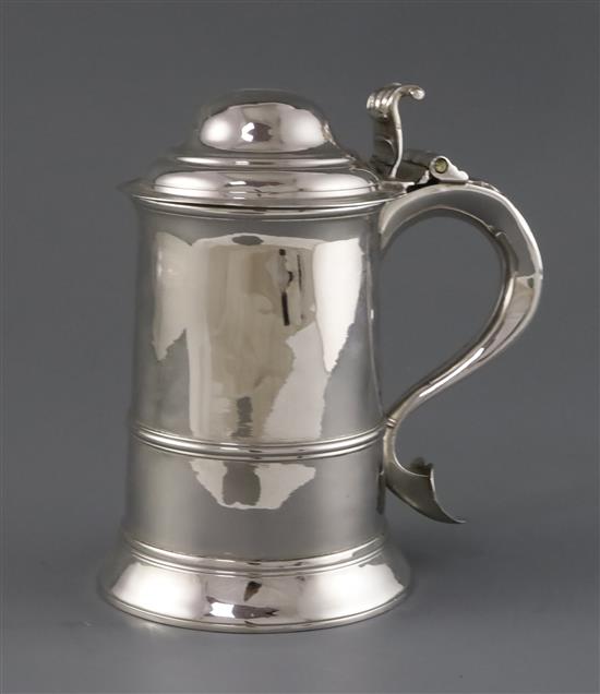 A George III silver tankard by Thomas Wallis I, 20.5 oz.